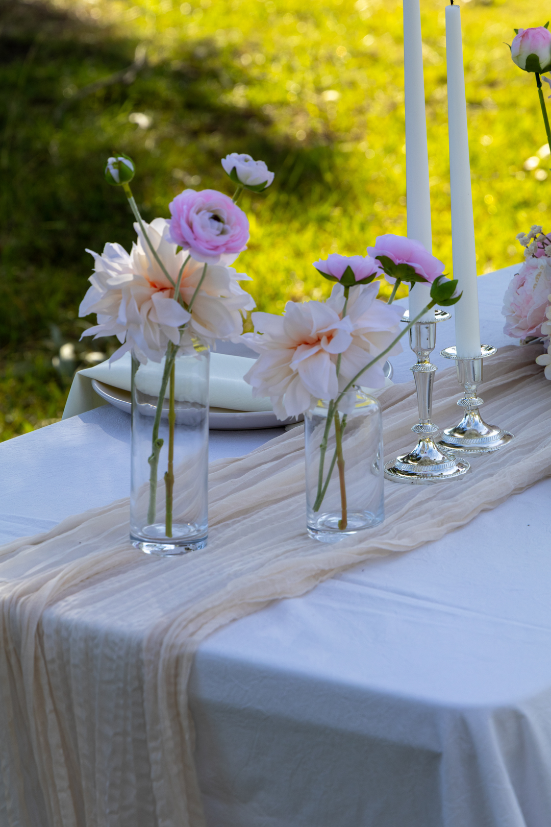 What Are Bud Vases and How To Style Them for Your Wedding