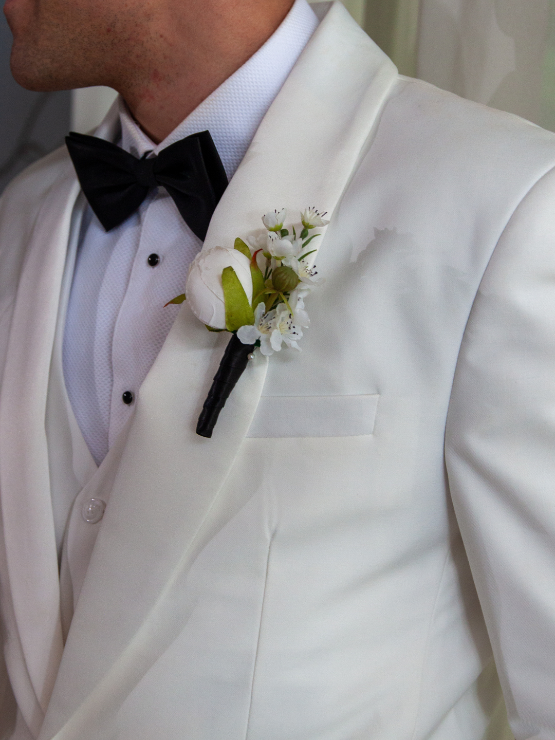 Classic White Wedding Buttonhole Pack of 1
