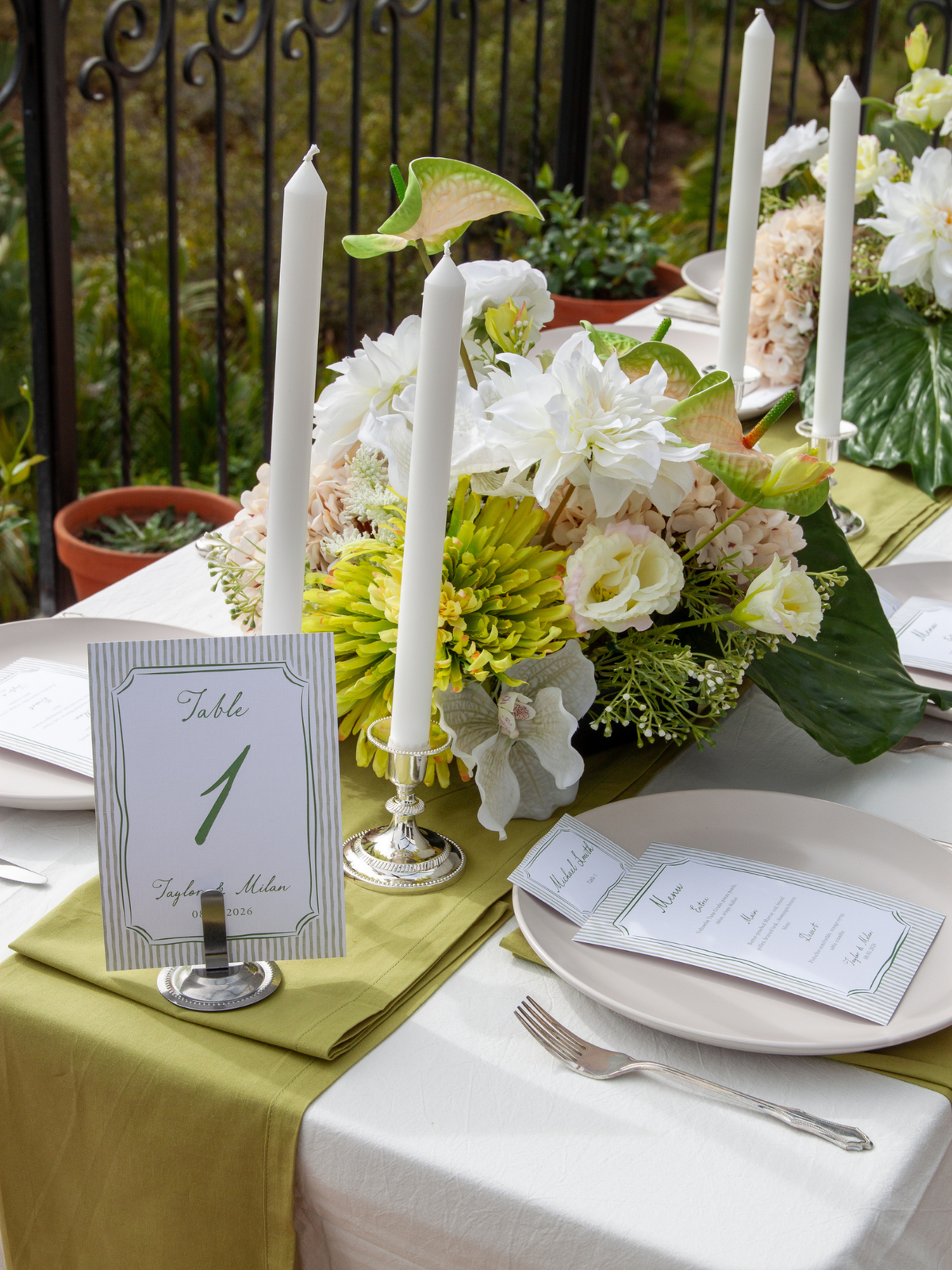 Green Anthurium & Queen Anne's Lace Cloud - Medium